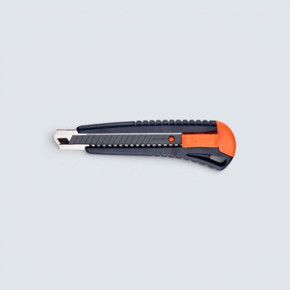 Opti-Line 18 mm brytbladskniv med slitstarkt mörkblått plasthandtag och orange låsspärr för säker bladlåsning.