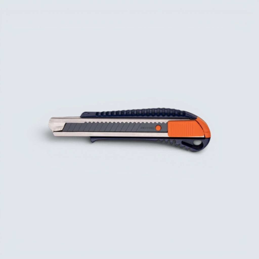 Opti-Line 18 mm brytbladskniv med slitstarkt handtag i zinklegering samt blå och orange detaljer.