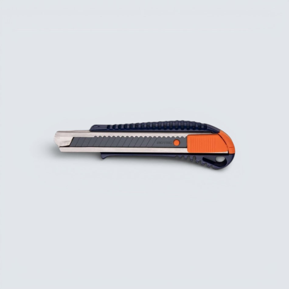 Opti-Line 18 mm brytbladskniv med slitstarkt handtag i zinklegering samt blå och orange detaljer.