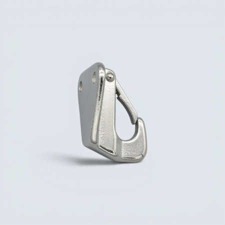 A4 fendertkrok med oval monteringsplatta för säker infästning av båtfendrar i marina miljöer.