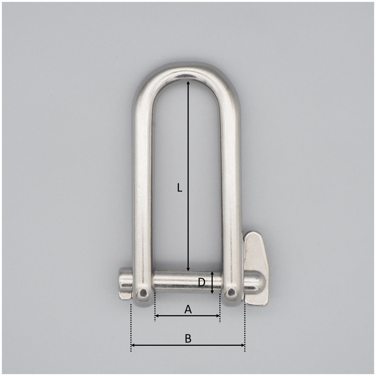 Rostfri nyckelschackel mot en grå bakgrund som är måttsatt.
