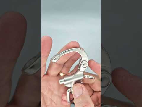 Svängbara snabbschacklar i syrafast A4 rostfritt stål i tre olika storlekar för båtliv, segling och riggning.