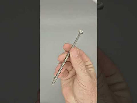 Träskruvar i syrafast A4 rostfritt stål med försänkt huvud och Torx-spår för hållbar och korrosionsbeständig infästning i trä.