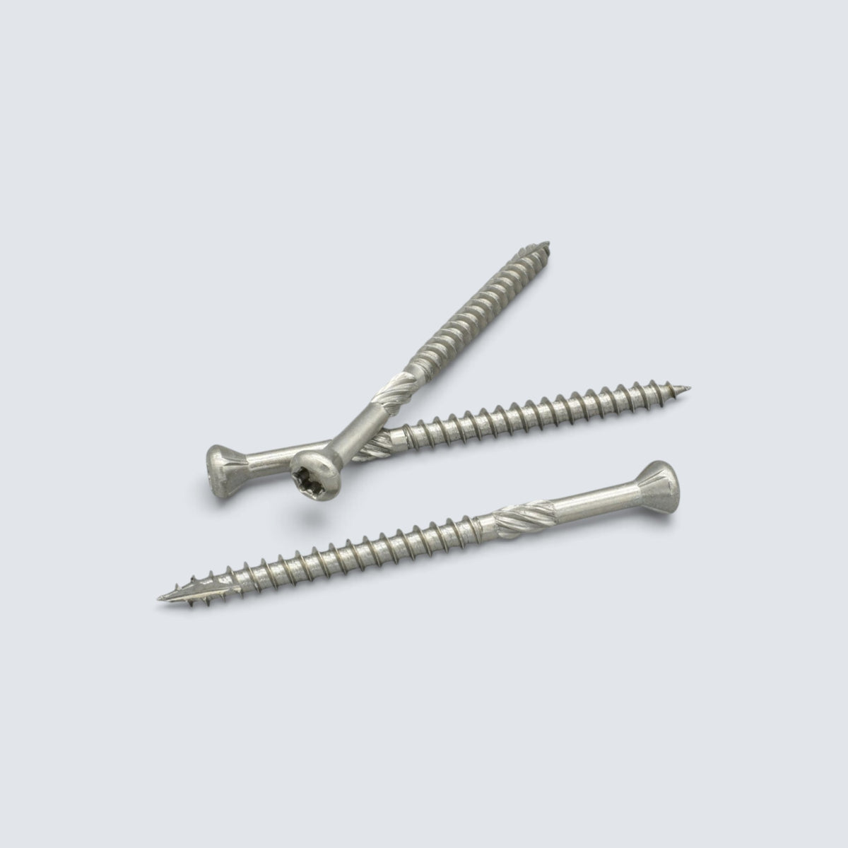 Trallskruvar i rostfritt A2-stål med kullrig försänkt skalle och Torx-spår för hållbar infästning i trä utomhus.