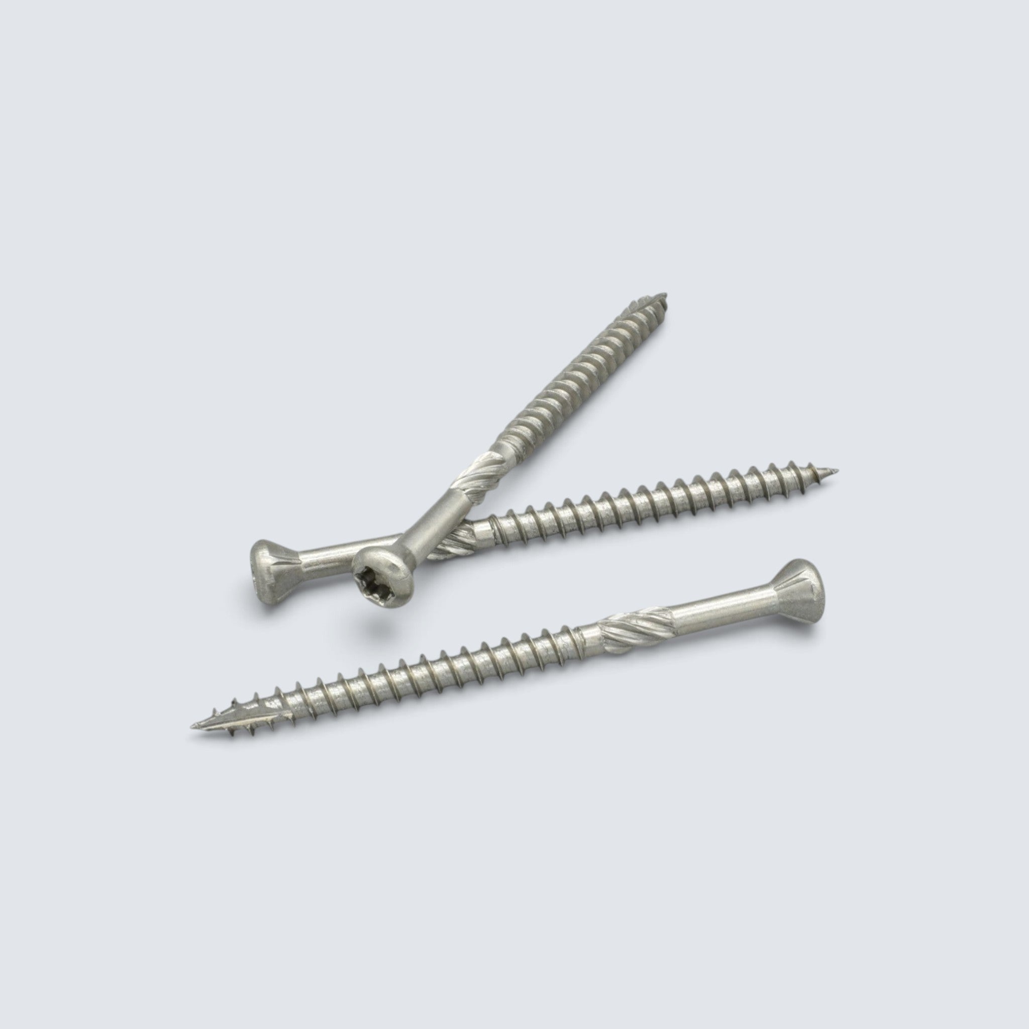 Trallskruvar i rostfritt A2-stål med kullrig försänkt skalle och Torx-spår för hållbar infästning i trä utomhus.