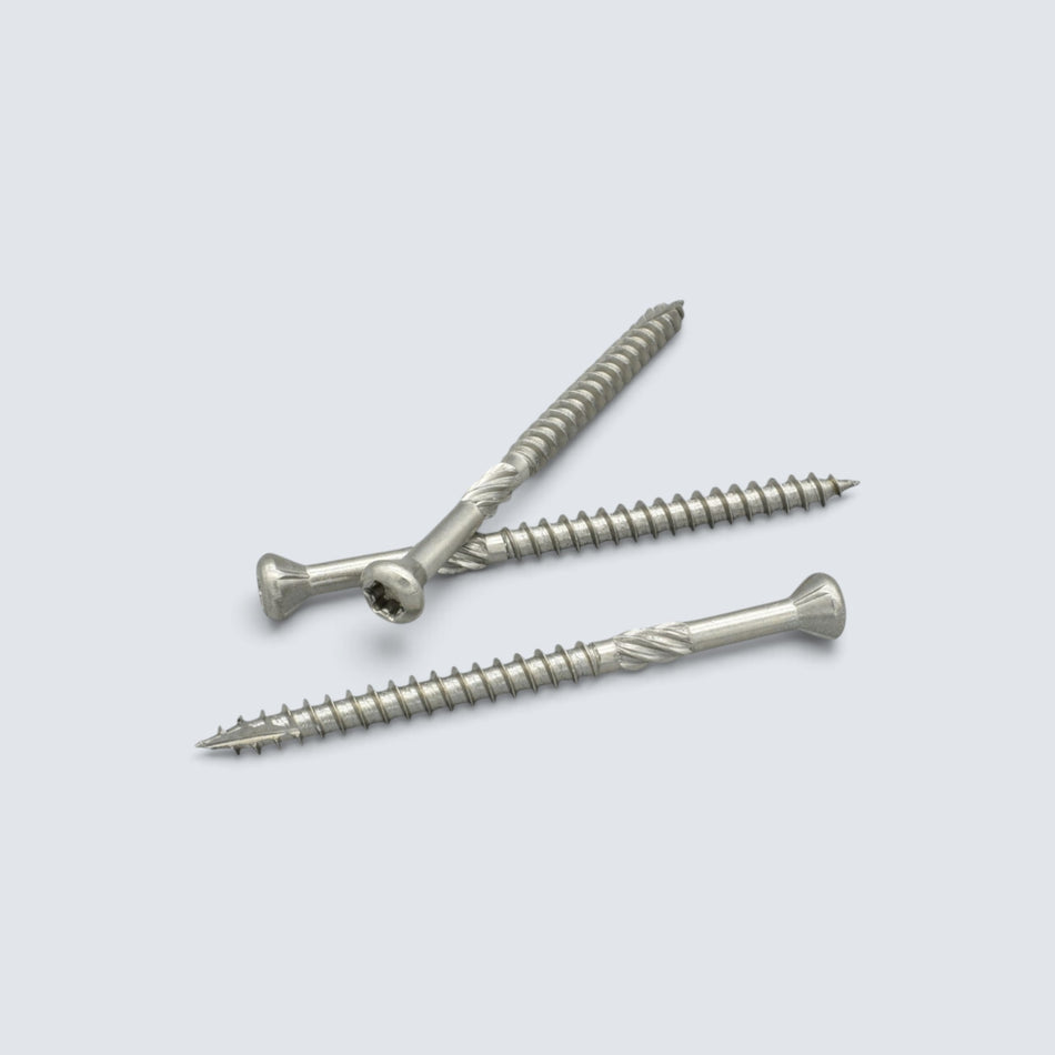 Trallskruvar i rostfritt A2-stål med kullrig försänkt skalle och Torx-spår för hållbar infästning i trä utomhus.