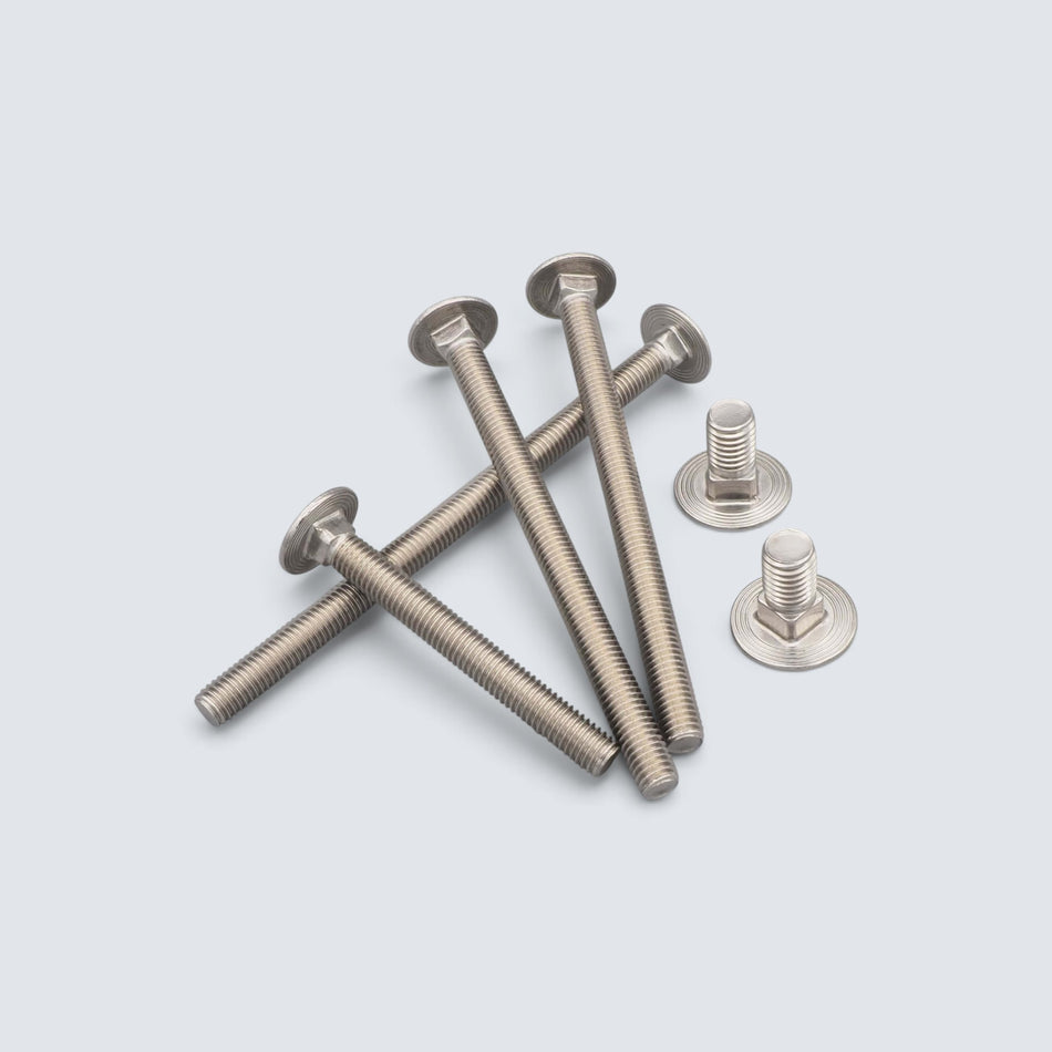 Vagnsbultar i rostfritt A2-stål med rund skalle och fyrkantshals för säker och hållbar infästning i trä och andra konstruktioner.