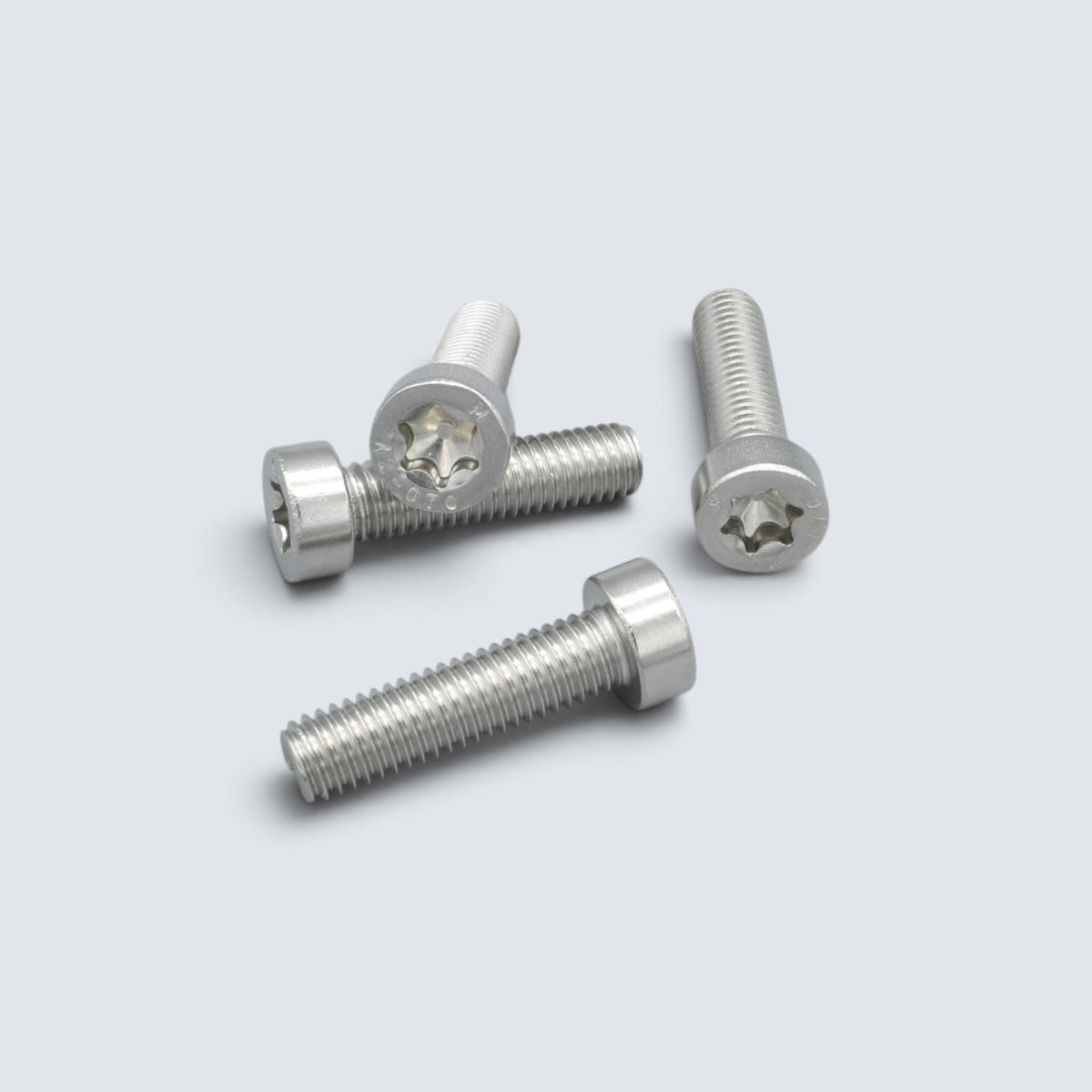 Lågskalliga cylinderskruvar ISO 14580 i syrafast A4 rostfritt stål med Torx-spår för korrosionsbeständig och säker infästning.
