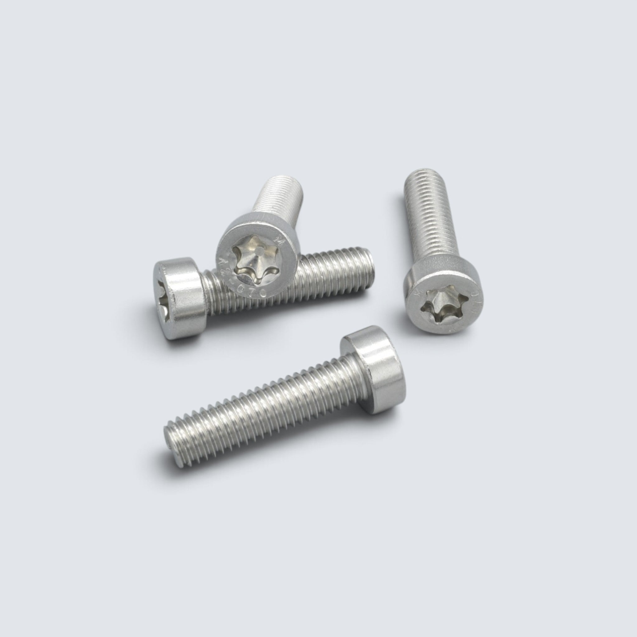 Lågskalliga cylinderskruvar ISO 14580 i syrafast A4 rostfritt stål med Torx-spår för korrosionsbeständig och säker infästning.