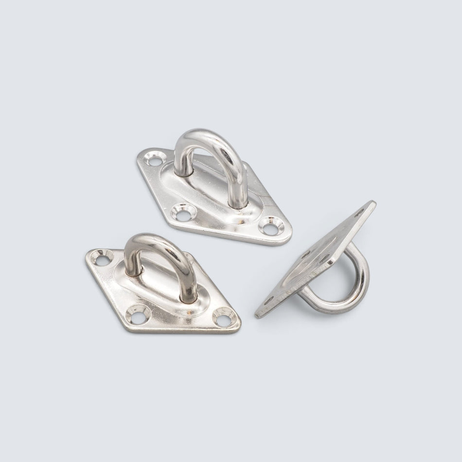 Diamantformade fästöglor från Rostfri.nu i rostfritt A2-stål för säker infästning av rep, linor och spännband på båt, brygga, altan och andra utomhuskonstruktioner.