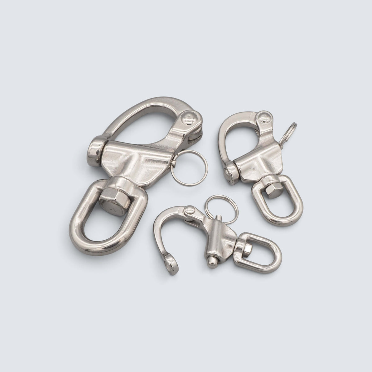 Svängbara snabbschacklar i syrafast A4 rostfritt stål i tre olika storlekar för båtliv, segling och riggning.