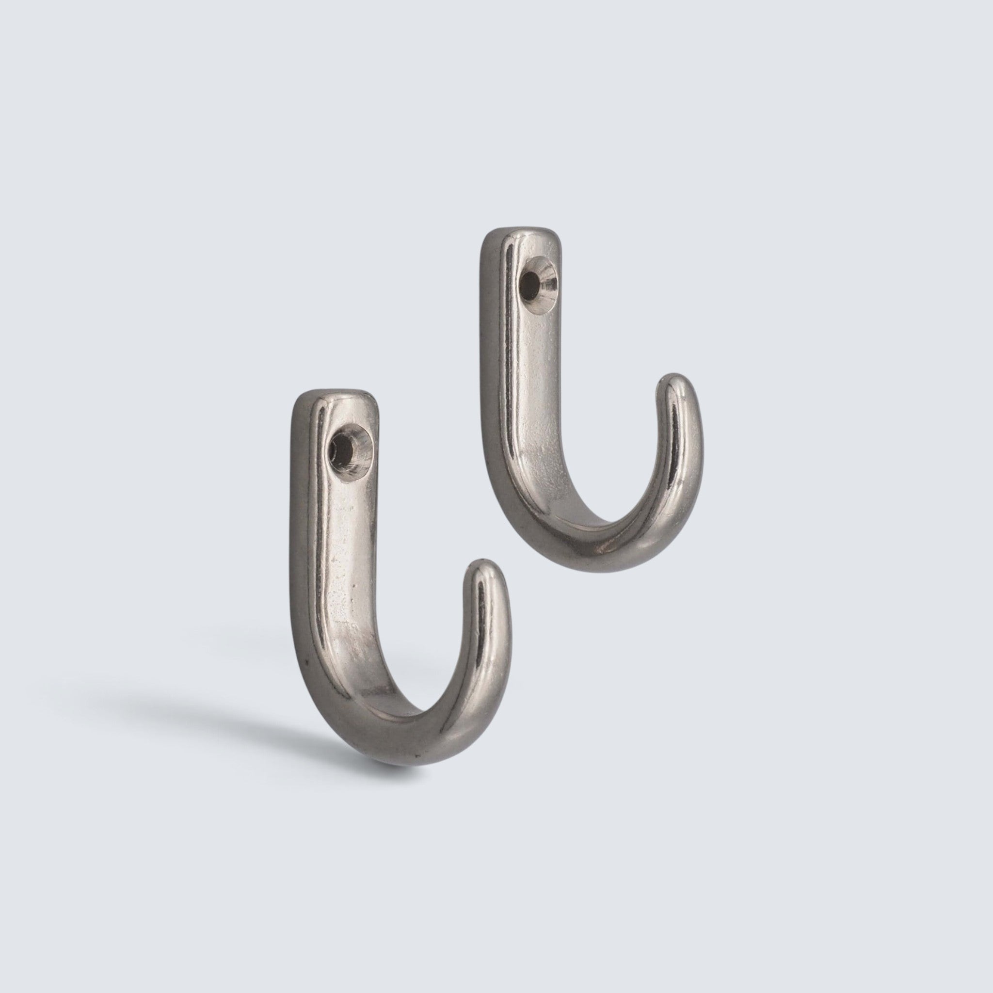 Två klädkrokar typ B i syrafast A4 rostfritt stål med polerad yta för inom- och utomhusbruk.