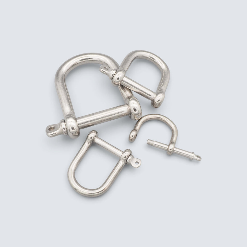 Rostfri.nu wide D-shackles made of acid-proof A4 stainless steel, featuring screw pins for marine and industrial use.